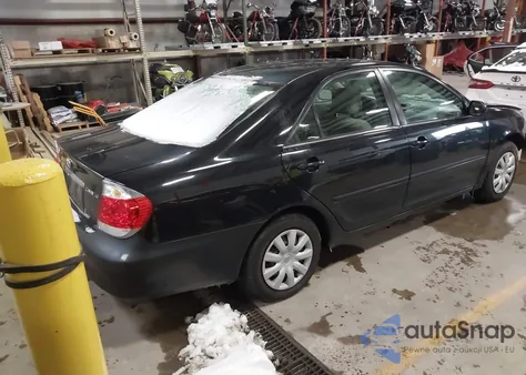 2005 Toyota Camry Le z USA, uszkodzony, nr VIN 4T1BE32K05U035207